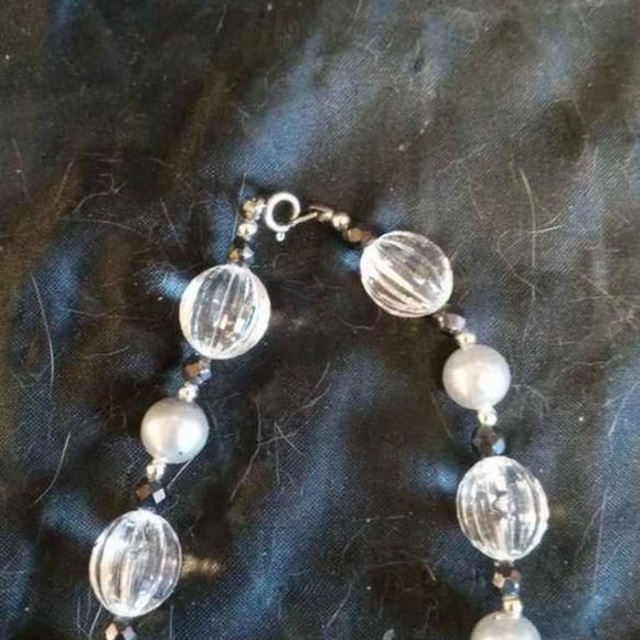 BEADED AND FAUX LIGHT GRAY PEARL NECKLACE W/ CLEAR GROOVED CRYSTAL OVAL SHAPED - Picture 6 of 6